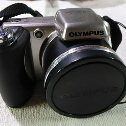 Olympus SP-600UZ 12MP Camera