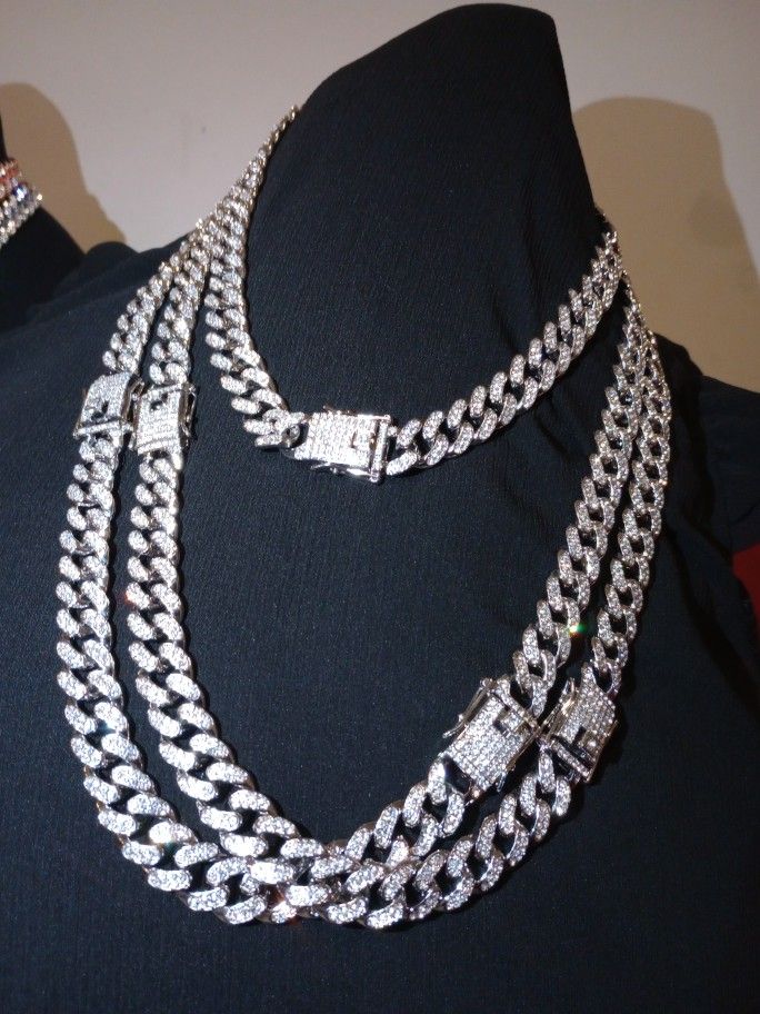 The Rapper stacks🔥 18" Chain & two 26" chains 🔥Imported✈️ Real Diamonds, but they’ve been produced in the Lab🔥Same VVS Clarity, Colorful Shine🔥