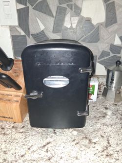 Frigidaire Retro Mini Fridge Black