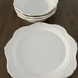 3 Platos De Pasta Y Un Plato Grande