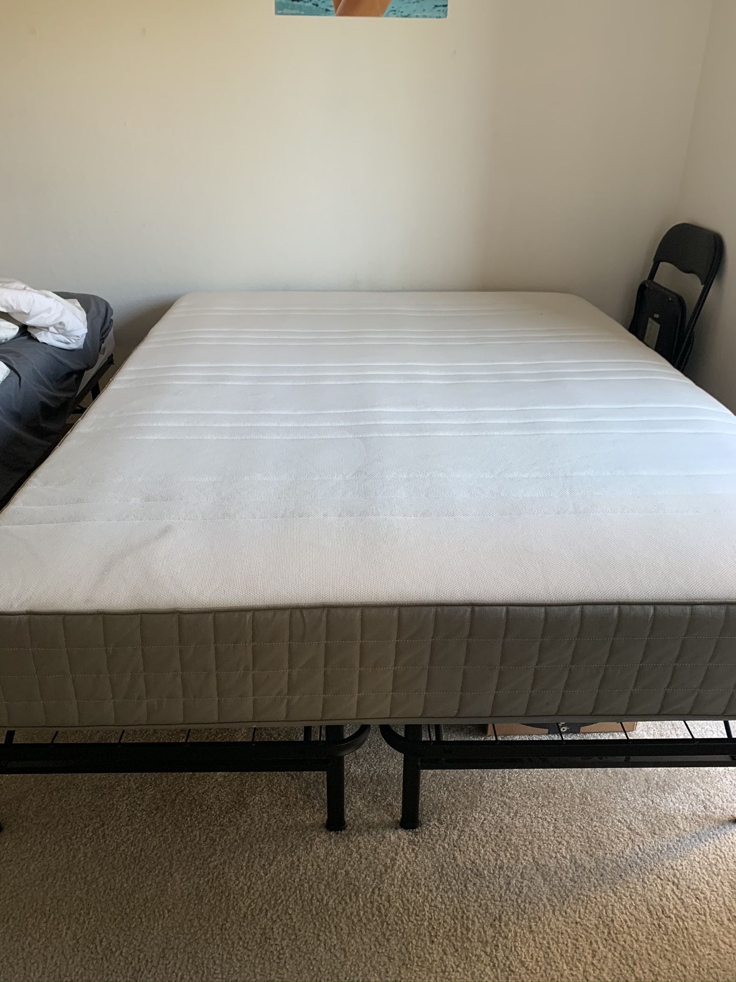 Queen size mattress with foldable bed frame