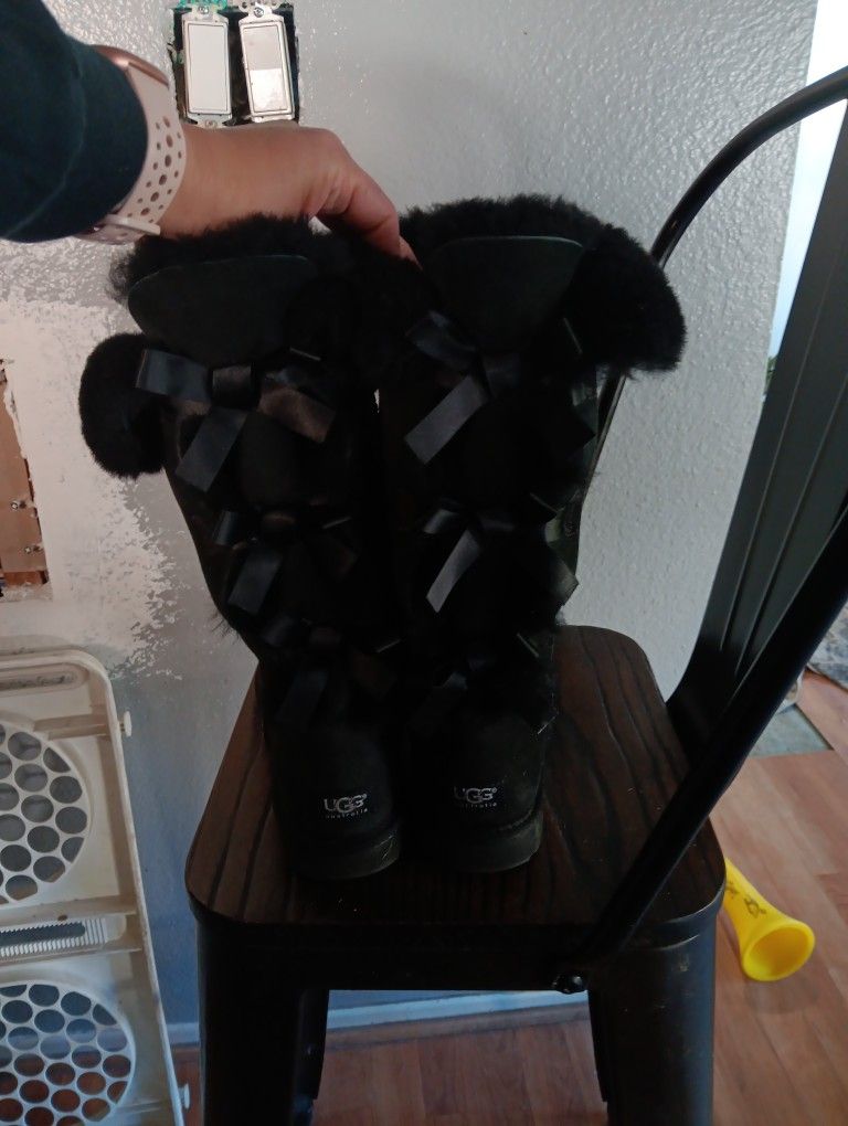 Size 8 Black Pair Of Ugg Boots With Bow