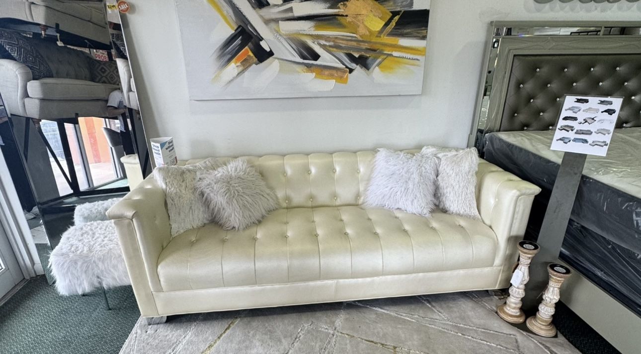 Showroom Sofa 😍😍 PEARL WHITE!!! 😍😍