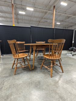 Nichols & Stone Dining Set | Round Table and Five Chairs
