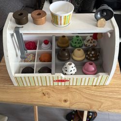Melissa And Doug Scoop & Serve Ice Cream Counter