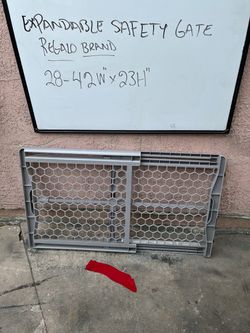Regalo Expandable Safety Gate 28–42" W x 23" H