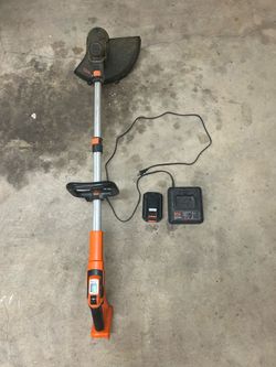 Black+Decker 40V Cordless String Trimmer / Edger – Charger Included