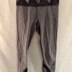 Ladies size 4 Lululemon gray & black Capri athletic leggings p/u Jamison, PA 
