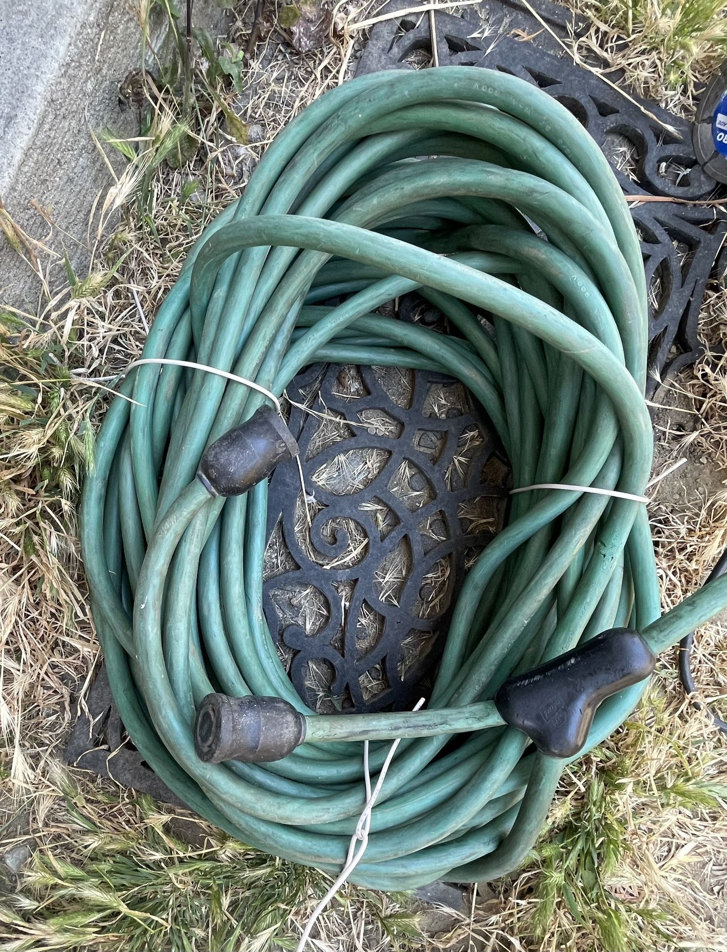 100 Foot Heavy Duty Construction Extension Cord For $100.00 What You See Is What You Get. Cash Only Pick Up Only