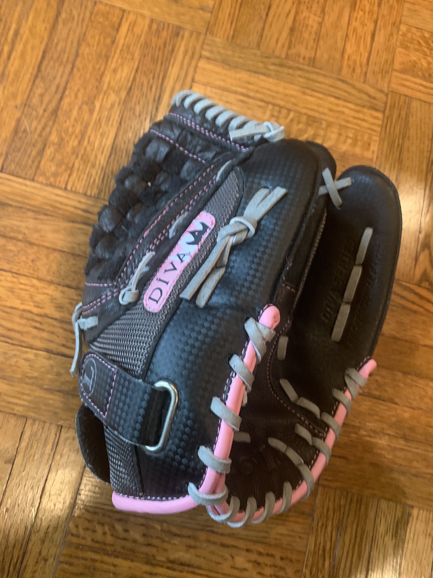 Louisville Slugger Diva DV1150 Baseball Glove 11.5”  RHT