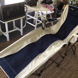 LARGE FOLDABLE LOUNGE CHAIR IN EXCELLENT CONDITION 