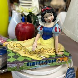 Disney Traditions Snow White and Apple "A Tempting Offer" figurine by Jim Shore