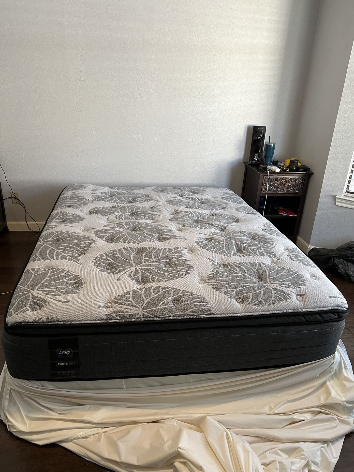 Sealy Edgefield Queen Plush Euro Pillow Top Mattress