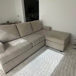 Modern sectional sofa with reversible chaise