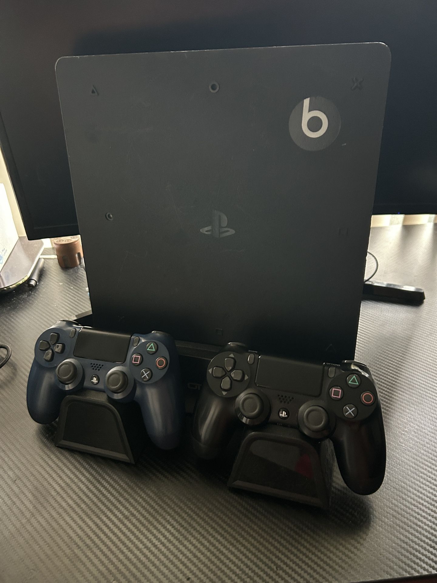 *Used* PS4 slim 1tb with 2 controllers 