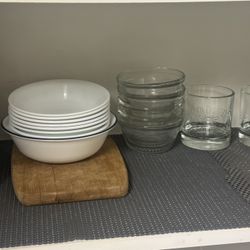 Glassware/crockeries - plates, bowls, mugs with stand