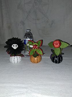 3 Small Hyde And Eek Faux Creepy Carnivorous Halloween Decor Plants In Excellent New Condition All For 1 Price