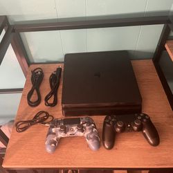 PS4 1TB + 2 Controllers