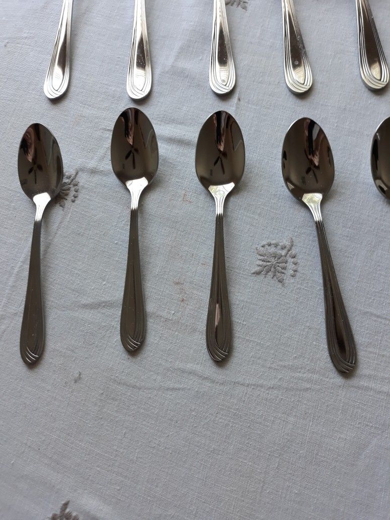 NEW AVALON 24 PIECE STAINLESS FLATWARE