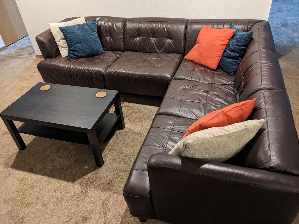 *PENDING* FREE - Sectional Couch and Coffee Table 