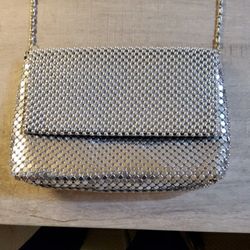 A Beautiful Bag Just In Time For The Holidays  .    Size  . 8"×  6" .