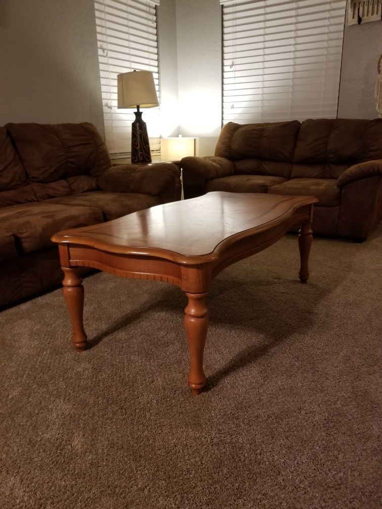 ASHLEY'S FURNITURE coffee table/ two end tables/ two lamps real wood matching set