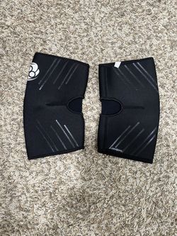 Brand New Clinch Gear Knee Sleeves Size L