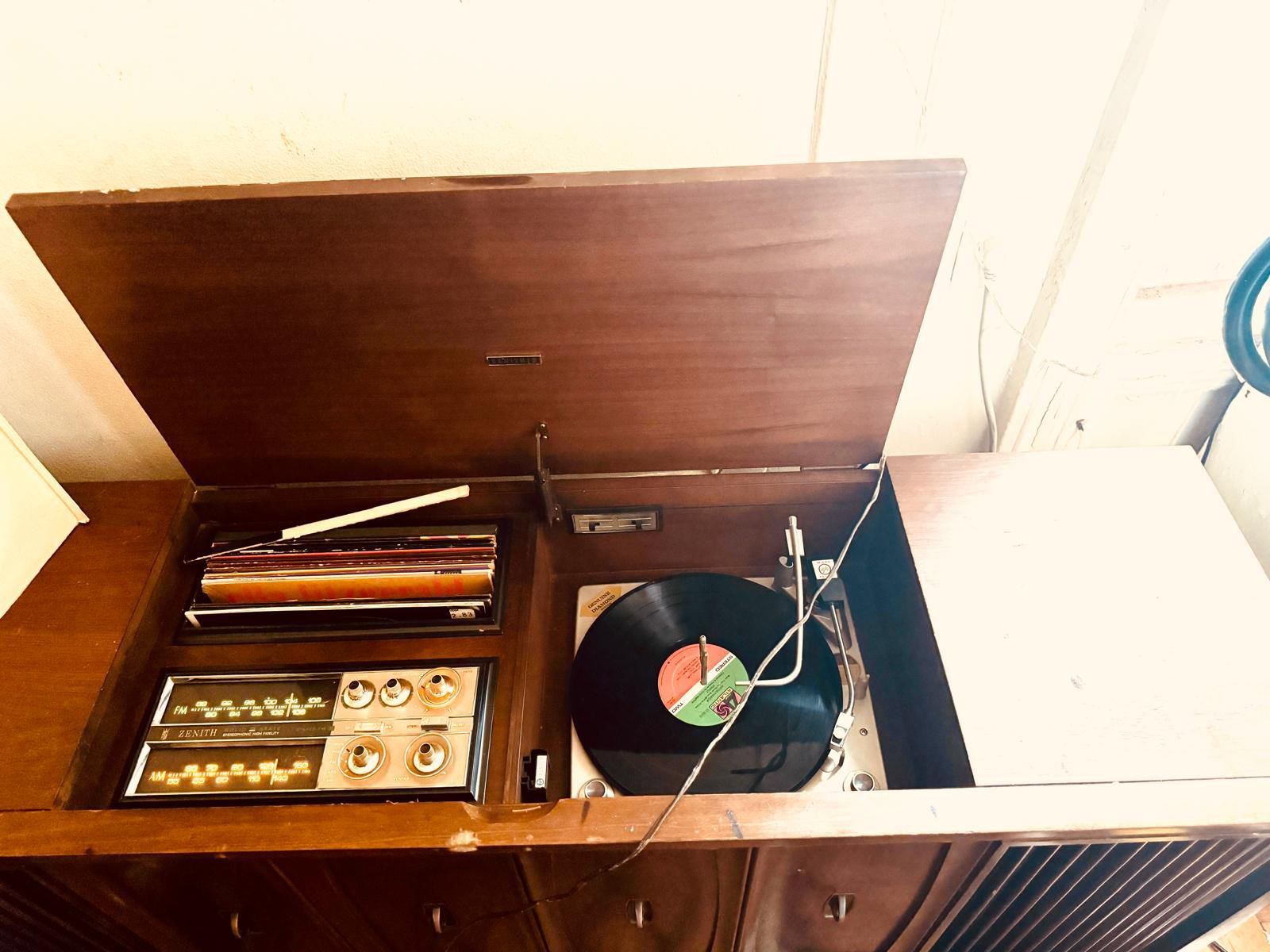 Mid-century 1960’s Zenith Stereo W/slated Speakers And Sculpted Legs