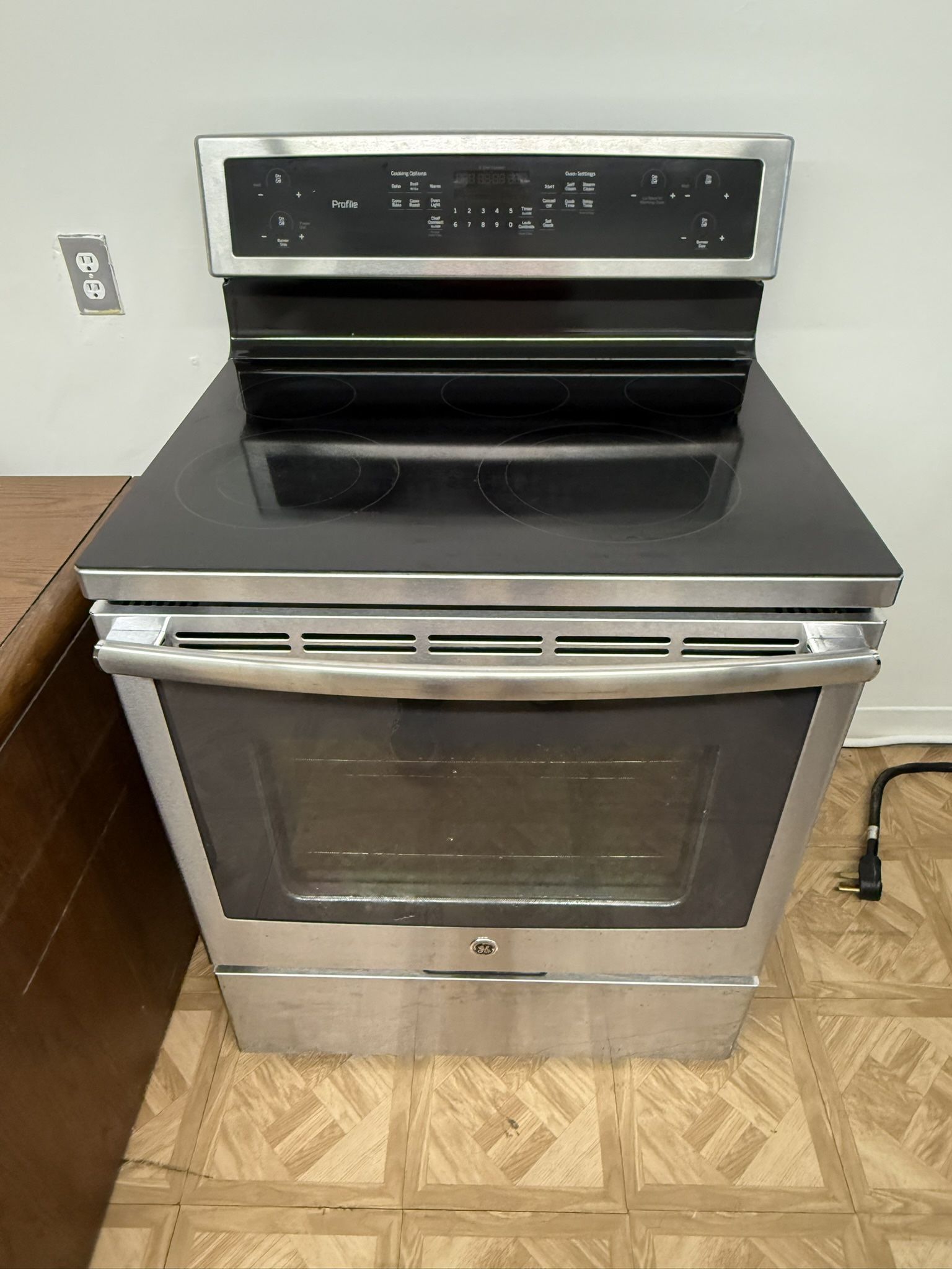 GE PROFILE GLASS TOP STOVE STAINLESS STEEL.