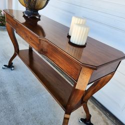 Gorgeous Vintage Console/ Hallway/ Entryway Table.