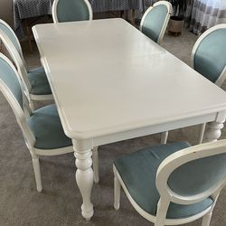 White wood extandable table