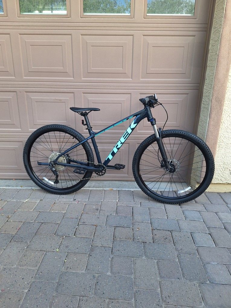 TREK MARLIN 6 MOUNTAIN BIKE 29 ER 1 X 10 SPEED LIKE NEW( CHECK MY OTHER BIKES)