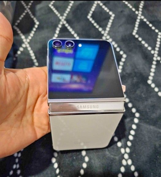 ๐๐๐ฆ๐ฌ๐ฎ๐ง๐ ๐๐๐ฅ๐๐ฑ๐ฒ Z Flip 5 ๐๐ง๐ฅ๐จ๐๐ค๐๐ ๐๐ข๐ญ๐ก ๐๐๐ซ๐ซ๐๐ง๐ญ๐ฒ | ๐๐ข๐๐๐ซ๐๐๐จ ๐๐จ๐ง ๐ ๐๐ซ๐๐ง๐ญรญ๐ ๐