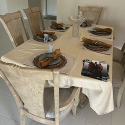 Very Nice Dining Table Set Wood Like New