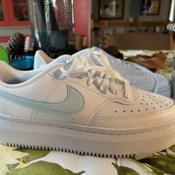 10.5 Women Nike sneakers 