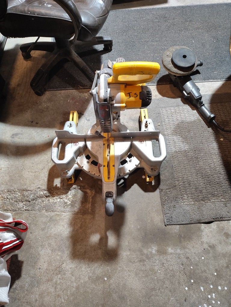 DEWALT 20V MAX 7-1/4-Inch Cordless Sliding Miter Saw, model DCS361B