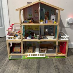 Hape Doll house With dolls 