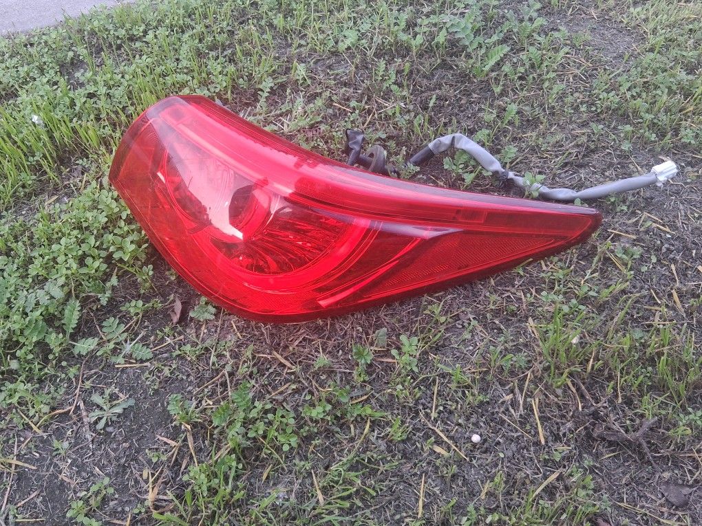 Infiniti Q50 Taillight