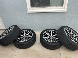 Jeep Grand Wagoneer rims and tires