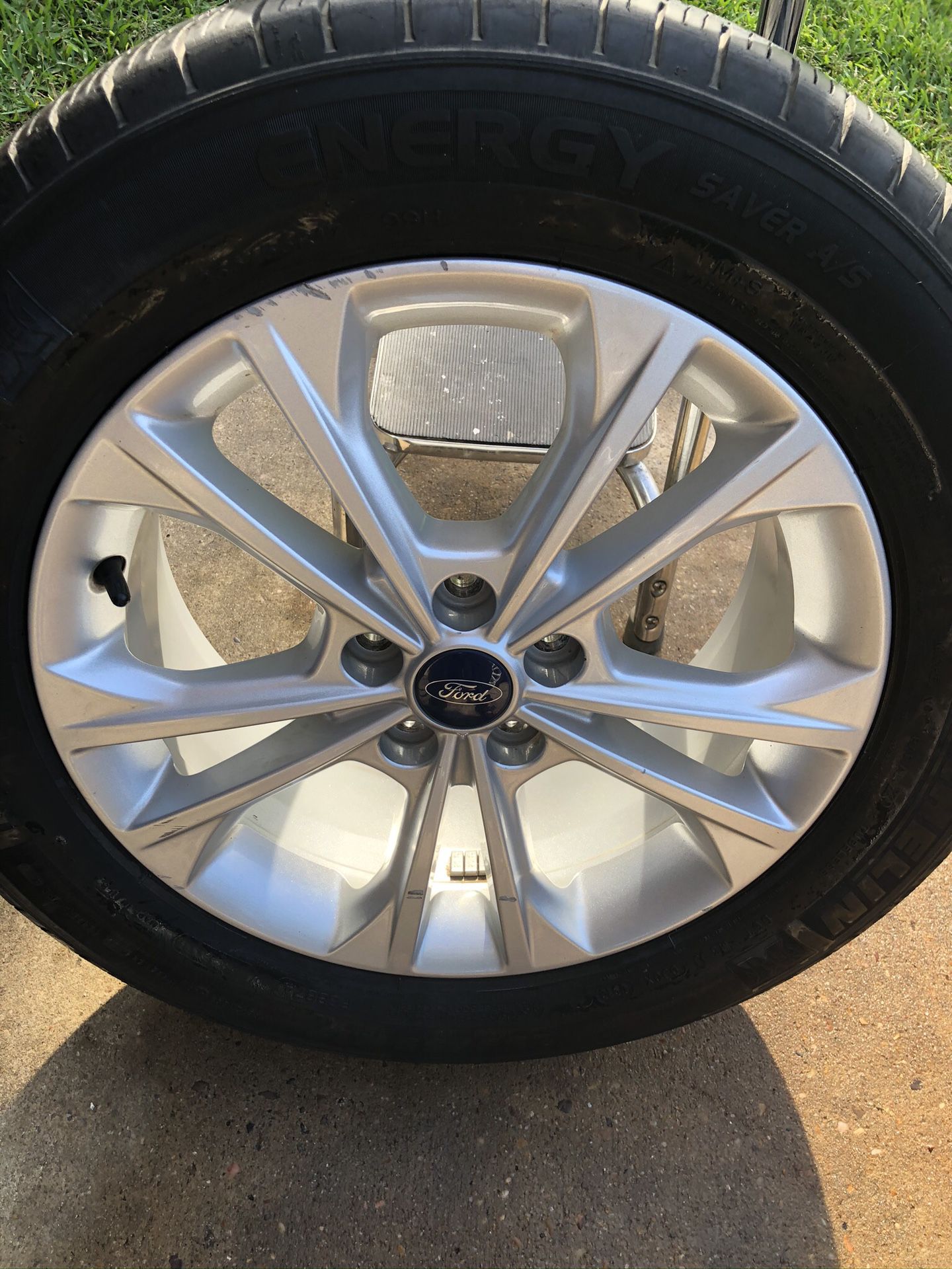 17” Ford Escape Alloy rim with tire