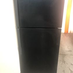 18 Cubic Foot Black Refrigerator With Ice Maker 