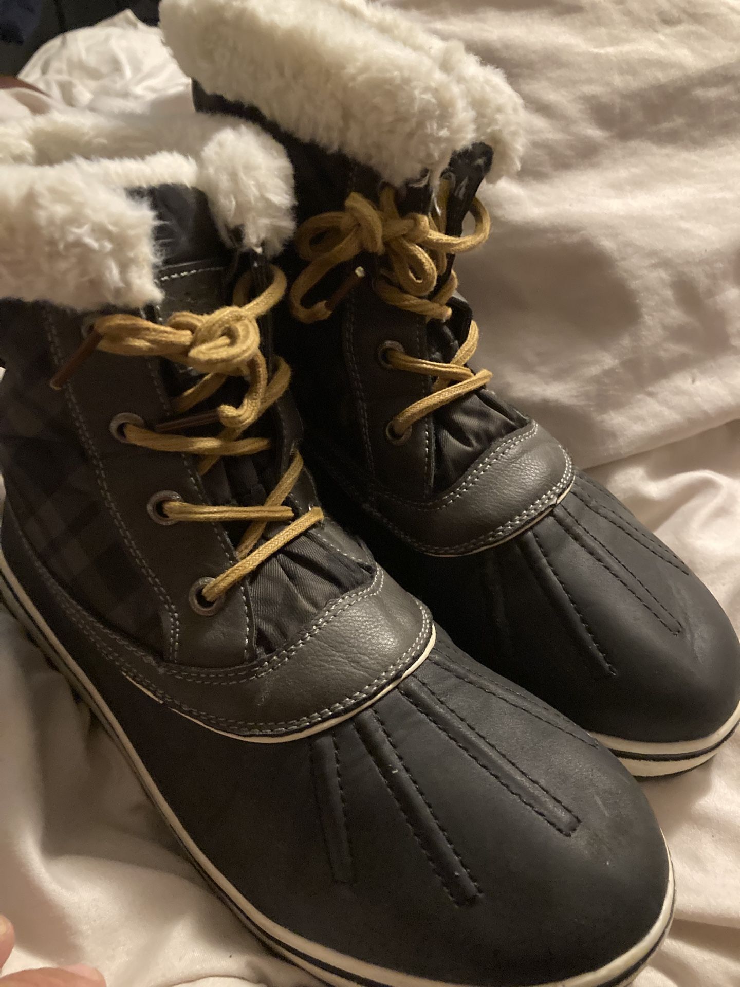 Woman’s Snow boots Size 9. (Brand Is Global Win)