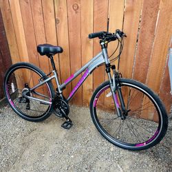 SCHWINN TRAILWAY HYBRID BIKE 700cc Wheels