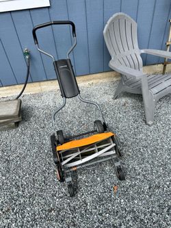 Free manual push mower. Needs blades sharpened