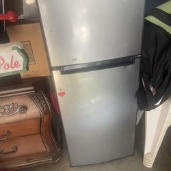 Small Magic Chef Refrigerator 