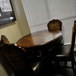 Dining Table With 4 Chair Used Like New