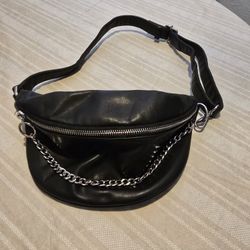 Forever 21 waist/fanny bag with chain on the front, with clip and adjustable strap, faux leather, Bikers, concert,party, jeans.

Pick up East side El 