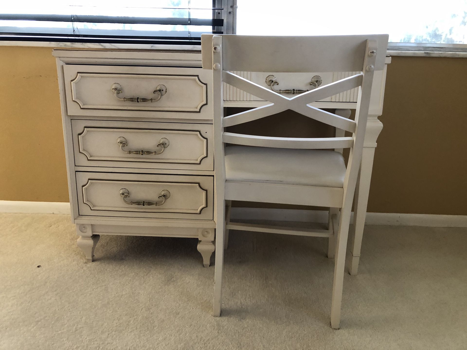 ¡MUST SEE! 3 DRAWER DESK AND CHAIR!