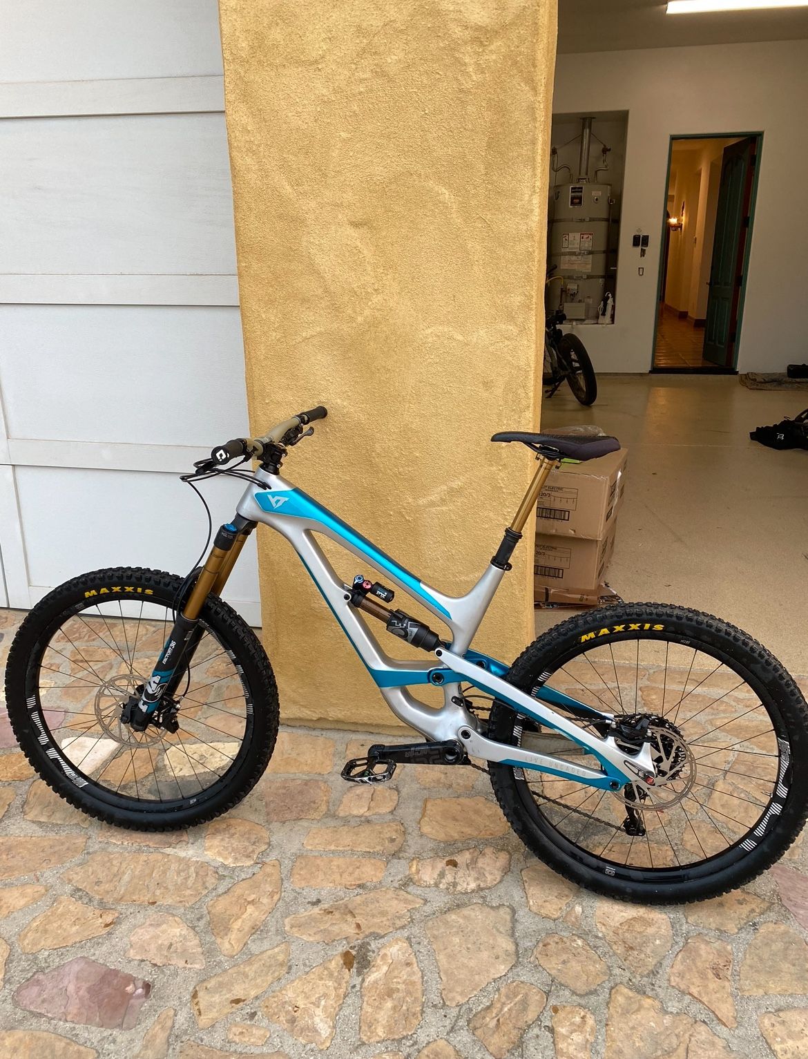 YT Capra CF Pro