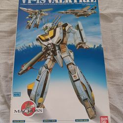 Super Dimension Fortress Macross 1/72 VF-1S Variable Valkyrie Model Kit BANDAI